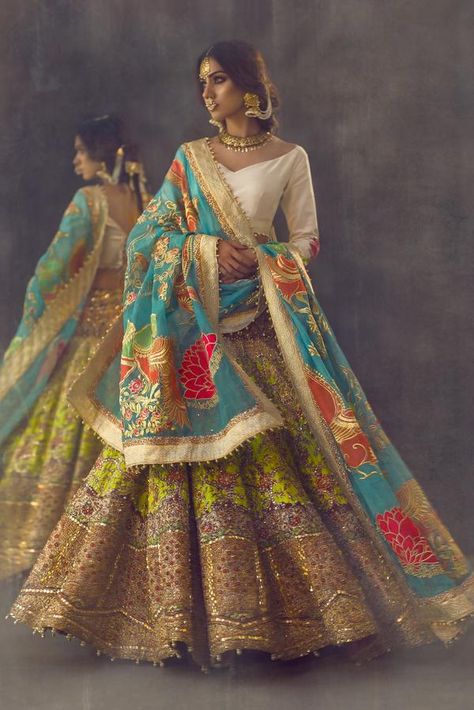 Perhiasan India, Indian Bridal Dress, Ghagra Choli, Pakistani Bridal Dresses, Indian Bridal Outfits, Pakistani Bridal Wear, Indian Couture, Dress Indian Style, Indian Wedding Outfits