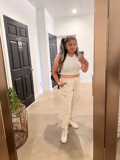 Clean girl, light outfit, joggers, cargo pants, beige, light cargo pants, cute, city girl, pretty outfit, clean aesthetic, clean girl aesthetic outfits, hairstyles, pretty hairstyles Light Cargo Pants, Clean Girl Outfits, Estilo Soft, Clean Girl Outfit, Cute City, Aesthetic Clean, Lit Outfits, Girls Fall Outfits, Clean Aesthetic