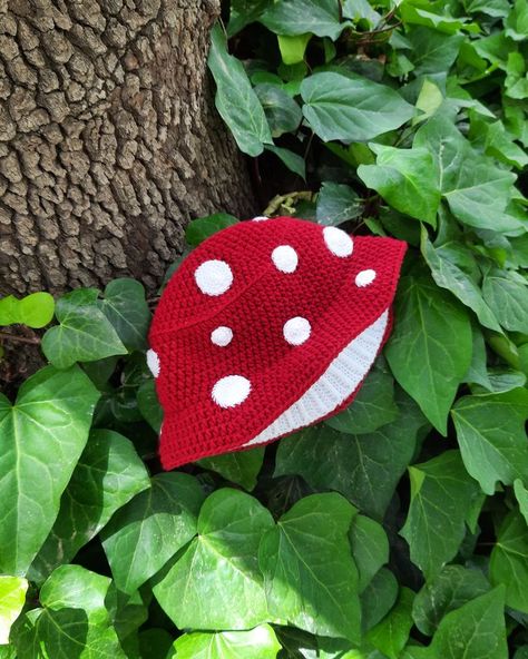 Crochet mushroom bucket hat ✨with gills✨ (tutorial and written pattern in the link!) Crochet Mushroom Bucket Hat, Bucket Hat Pattern Free, Mushroom Bucket Hat, Goblincore Aesthetic, Bucket Hat Pattern, Crochet Snowflake Pattern, Mushroom Hat, Hat Patterns Free, Crochet Mushroom