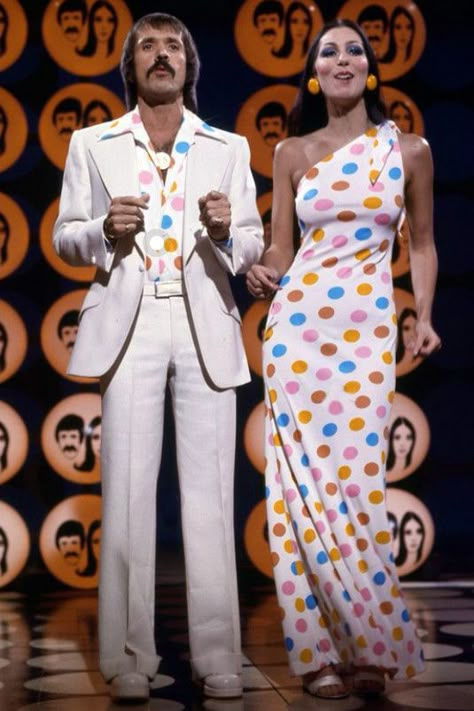 Sonny & Cher - Always irritated my that this picture was flipped in a lot of posts and Cher is on Sonny's right side, when she was ALWAYS on his left! Sunny And Cher In 70s, Sony And Cher Costume, Sonny And Cher Iconic Looks, 80s Cher Outfit, Cher Looks 70s, Cher Show Outfit, Retro Couple Outfits, 70s Cher Outfits, Sonny And Cher Outfits