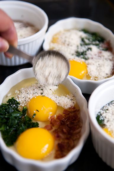 baked eggs with herbs, parmesan & bacon Menu Sarapan Sehat, Baked Eggs Recipe, Breakfast And Brunch, Egg Dishes, Eggs Recipe, Baked Eggs, Crescent Rolls, Lunch Snacks, An Egg