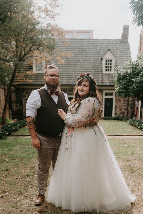 Fat Bride Dress, Plus Size Wedding Couple, Plus Size Groom Attire Men, Fat Wedding Dress, Plus Size Groom Attire, Plus Size Wedding Photos, Plus Size Groom, Pinup Wedding, Fat Bride