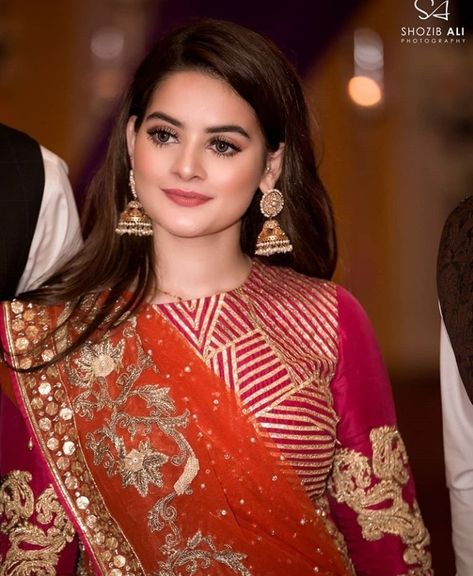 Minal Khan Function Hairstyles, Food Pakistani, Garara Sharara, Lehenga Kurta, Pakistani Mehndi Dress, Bridal Mehndi Dresses, Rajasthani Dress, Minal Khan, Pengantin India