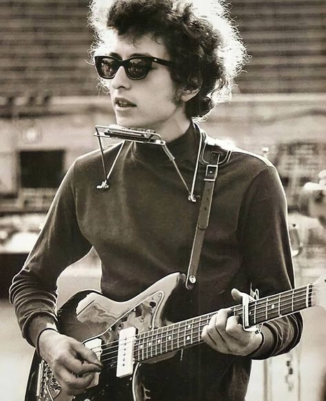 Collection Of Rock Photos on Instagram: “🍃 Bob Dylan with a Jazzmaster (with a capo!) 🍃 . . . . #music #pop #rock #classicrock #classic #retro #60s #70s #80s #guitar #rockband…” Beginner Guitar, Billy The Kid, Joan Baez, Musica Rock, Guitar Tips, Rock N’roll, Keith Richards, Robert Allen, Mick Jagger