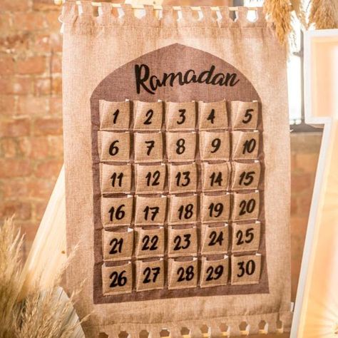 Celebrate Eid in style this year with our extensive range of Eid & Ramadan decorations, tableware, gift boxes & more! Ramadan Advent Calendar, Bon Ramadan, Ramadan Karim, Ramadan Calendar, Diy Kalender, Ramadan Celebration, Ramadan Kids, Ramadan Decor, Ramadan Kareem Decoration