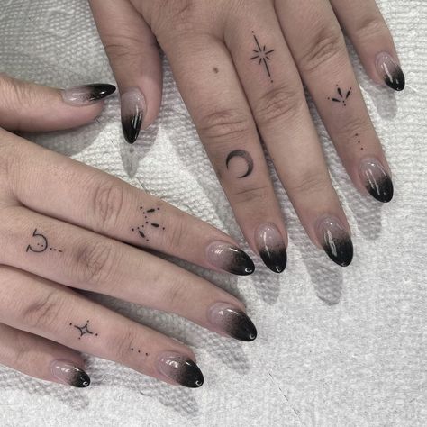 Celestial Finger Tattoo, Witchy Finger Tattoos For Women, Moon Finger Tattoos For Women, Crescent Moon Finger Tattoo, Finger Moon Tattoo, Spooky Finger Tattoos, Goth Finger Tattoos, Halloween Finger Tattoos, Witchy Finger Tattoos