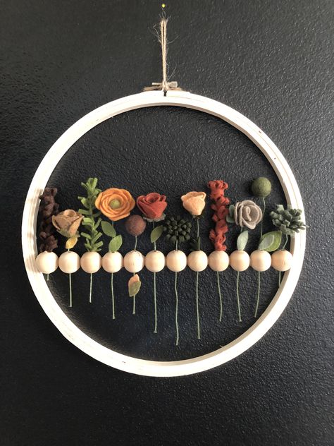 Fairy Garden Wreath Ideas, Wooden Hoop Crafts, Embroidery Ring Decor Wall Art, Crafts For Moms, Embroidery Hoop Wall Decor, فن النسيج, Embroidery Hoop Decor, Ring Wreath, Embroidery Hoop Crafts