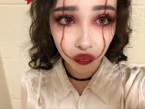 Pennywise costume Penniwyse Costume, Pennywise Costume Makeup, Female Pennywise Makeup, Halloween Makeup Pennywise, Scream Queens Halloween Costume, Scream Makeup, Pennywise Halloween Makeup, Pennywise Halloween Costume, Pennywise Makeup