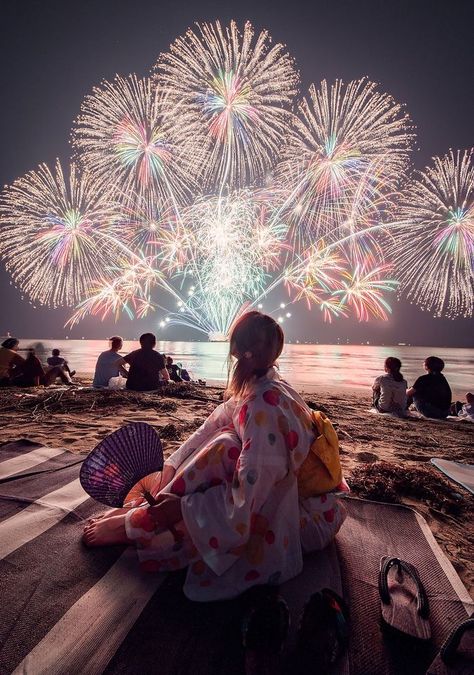 Summer In Japan, Poses Manga, Matsuri Festival, Japan Summer, Fireworks Festival, Japanese New Year, New Years Traditions, Japanese Festival, Japan Aesthetic