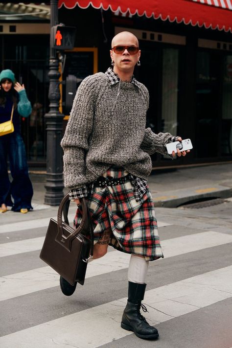 Punk Style Outfits, Kilt Outfits, Genderless Fashion, Streets Of Paris, Foto Tips, Looks Street Style, Punk Outfits, Streetwear Men Outfits, 가을 패션