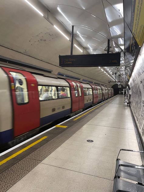 The iconic London Underground arriving at the Charing Cross station Citycore aesthetic London Underground Aesthetic, Citycore Aesthetic, Charing Cross Station, London England Travel, Days Out In London, London Icons, Trend Board, London Vibes, City Vibes