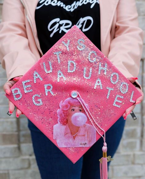 Beauty School Graduation Cap Inspo! 📷 (IG): @lasmanitasmagicas_ #CosmetologySchool #GradCap #GraduationCap #CosmetologyGrad #GraduationCapDesign Nail Tech Graduation Cap Ideas, Cosmetology School Quotes, Cosmetology Graduation Pictures Ideas, Beauty School Cap Ideas, Cap Decoration Graduation Cosmetology, Cosmetologist Graduation Cap, Hairstylist Graduation Cap Ideas, Cosmetology School Graduation Cap, Graduation Esthetics