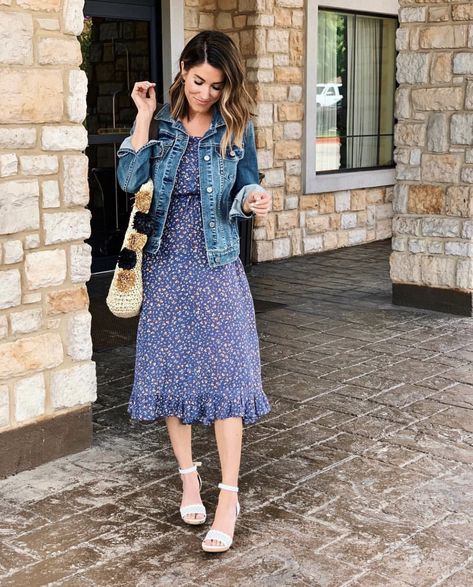 30 Ways to style a Denim Jacket - The Sister Studio Dress Jean Jacket Outfit, Dress And Jacket Outfit, Jacket With Dress, Style A Denim Jacket, Dress Jean Jacket, Jean Jacket Outfit, Denim Jacket Outfit, Denim Jacket With Dress, Dress And Jacket