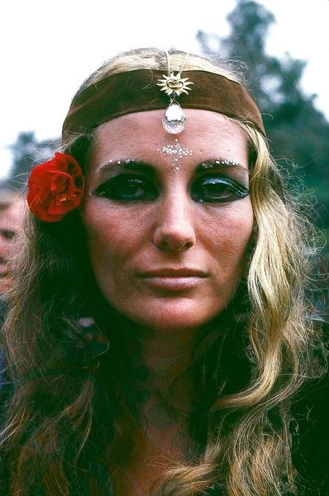 Hippie Style 70s, Woodstock Fashion, Hippie Makeup, Hippies 1960s, Looks Hippie, 1960s Hippie, 70s Makeup, 60s Hippie, Moda Hippie