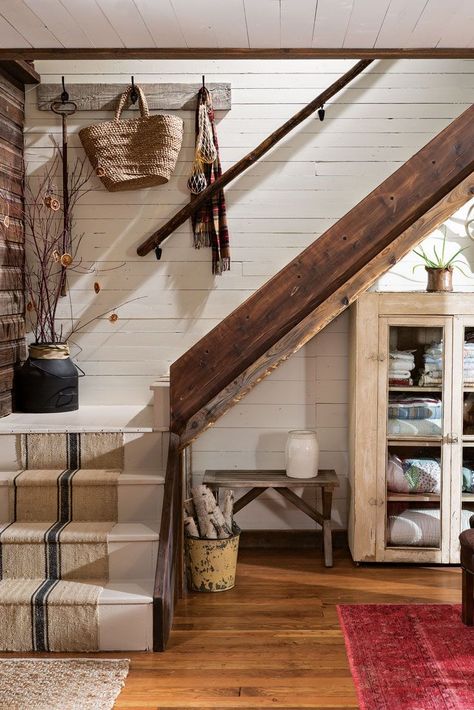 Rustic Cabin Interior, Cozy Christmas Cabin, Architecture Renovation, Christmas Cabin, Diy Cabin, Cabin Rustic, Cabin Interiors, Cabin Living, Cabin Style