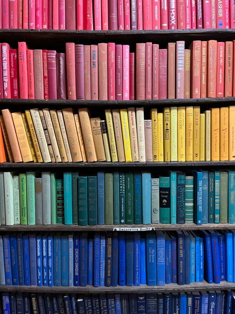 Bookshelves By Color, Colorful Library Aesthetic, Bookshelves Background, Colourful Bookshelf, Colored Library, Preppy Books, Rainbow Bookshelf, Colorful Bookshelf, Colorful Books