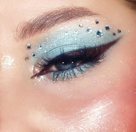 Makeup Celeste, Sky Blue Eyeshadow, Sky Blue Makeup, Frozen Makeup, Makeup Utensils, Pastel Makeup, Rhinestone Makeup, Blue Avatar, Plouise Makeup Academy