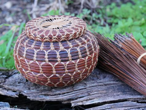 Pine Needle Wall Art, Pine Needle Basket Centers, Pine Needle Hat, Pine Needle Basket Stitches, Pine Needle Earrings, Pine Needle Basket Weaving, Pine Needle Weaving, Wilderness Crafts, Pine Straw Baskets