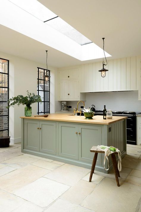 Classic Farmhouse Kitchen, Cream Kitchen Cabinets, Modern Country Kitchens, Devol Kitchens, Housing Ideas, Cream Kitchen, London Kitchen, New Kitchen Cabinets, Classic Kitchen