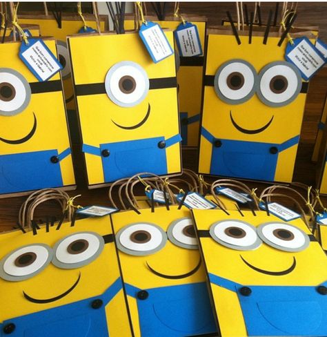 Minion candy bags, we have all you need for you next events. Minion Party Bags, Minion Candy, Minion Party Theme, Minions Birthday Theme, Minion Decorations, Minion Gifts, Minion Craft, Diy Minions, Minions Party