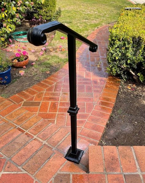 Handrail For One Step, Metal Stair Railing Outdoor, Outdoor Stair Railing Ideas Porch Steps, Step Railing Ideas Outdoor, Outdoor Step Railing Ideas, Iron Handrails Outdoor, Walkway Railing Ideas, Diy Hand Rail, Diy Handrails For Stairs Outdoor