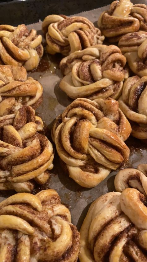 Cinnamon rolls buns twists pastries yeast baked goods baking ideas things to cook autumn Aesthetic Baked Goods, Baking Ideas Aesthetic, Fall Baking Ideas, Cinnamon Knots, Fall Activities, Bakery Recipes, Food Is Fuel, Fall Baking, Baking Ideas