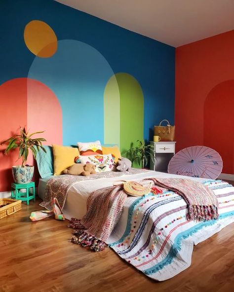 Cool Interior Paint Ideas, Fun Painting Wall Ideas, Unique Ways To Paint A Room, Funky Painted Walls Interiors, Diy Boho Mural, Colorful Interior Paint Ideas, Colorful Wall Mural Interiors, Cool Artwork For Walls, Colorful Walls Bedroom