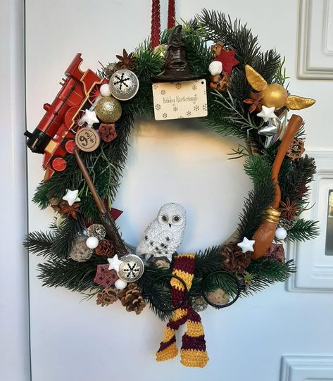 Harry Potter Christmas Wreath, Christmas Harry Potter Decoration, Harry Potter Wreath, Harry Potter Christmas Decorations, Diy Kalender, Harry Potter Christmas Tree, Diy Harry Potter, Hogwarts Christmas, All Season Wreath