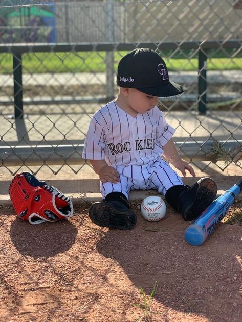 Mlb Wife, Travel Baseball Mom, Windy City Series, Baseball Wife, Baseball Couples, Liz Tomforde, Baby Boy Baseball, Up Aesthetic, Baby Baseball