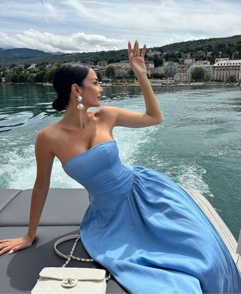 Parisienne Vogue | @dilettamenta 🩵 | Instagram Blue Prom Dresses Strapless, Yacht Outfit, Prom Dresses Strapless, Boat Dress, Dress Gala, Town Outfits, Simple Satin, Elegant Lifestyle, Summer Boats