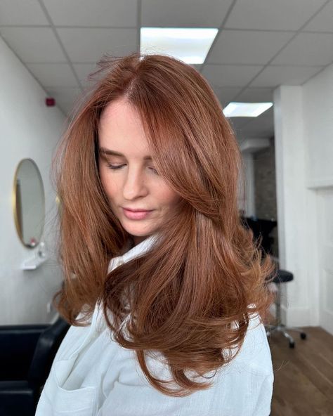 Auburn Hair With Strawberry Blonde Highlights, Auburn Root Melt, Neutral Auburn Hair, Copper Hair Shoulder Length, Auburn Hair Fair Skin, Copper Highlights On Brown Hair, Auburn Red Hair Color, Auburn Hair Color Ideas, Redhead Hair