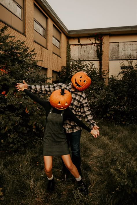 Pumpkinhead Photoshoot, Pumpkin Couple, Halloween Shot Ideas, Halloween Styled Shoot, Pumpkin Head Photoshoot, Head Photoshoot, Fall Couple Pictures, Pumpkin Patch Photoshoot, Pumpkin Heads