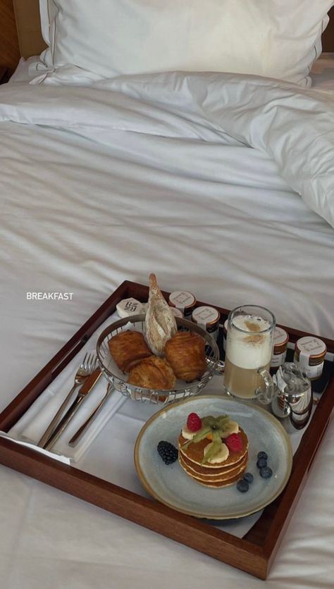 Breakfast On Bed Aesthetic, Breakfast Aesthetic Mornings Table, Mother’s Day Breakfast In Bed, Breakfast In Bed For Husband, Breakfast In Bed Aesthetic, Small Bathroom Remodel Modern, Hotel Shoot, Breakfast Delivery, Kitchens Designs