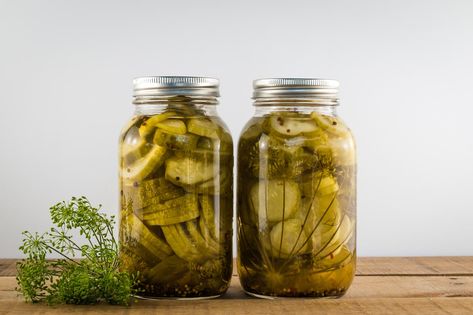 These are the best homemade dill pickles! If you love classic garlic dill pickles then you have to try this easy to make recipe. Make sure to can up a bunch of homemade pickles to enjoy on hamburgers and other dishes all year. #canning #pickles #recipe #homesteadacres Make Dill Pickles, Canning Pickles Recipe, Easy Dill Pickles, Homemade Dill Pickles, Making Dill Pickles, Garlic Dill Pickles, Homemade Pickles Dill, Dill Pickle Recipe, Classic Old Fashioned