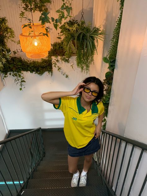 Styling A Soccer Jersey, Football Jersey And Skirt Outfit, Oversized Soccer Jersey Outfit Women, Brasil Shirt Outfit, Jersey Outfit With Skirt, Brasil Jersey Outfit, Yellow Jersey Outfit, Soccer Shirt Outfit, Jersey With Skirt Outfit