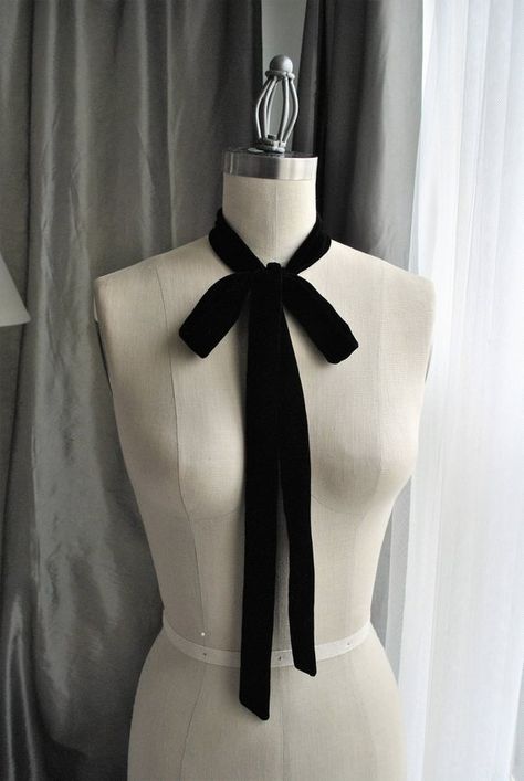 NEW Black Silk Velvet Unique and simple neck tie/can be worn many different ways/Black silk/Bow/Bow Women Bow Tie Outfit, Bow Choker, Bow Scarf, Velvet Bow Tie, Velvet Tie, Choker Black, Tie Women, Black Neck, Bow Bow