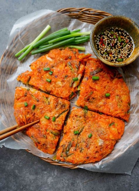 Kimchi Jeon, Kimchi Pancake Recipe, Vegan Kimchi Recipe, Kimchi Pancakes, Kpop Food, Savoury Pancake Recipe, Korean Vegan, Green Onion Pancake, Kimchi Pancake