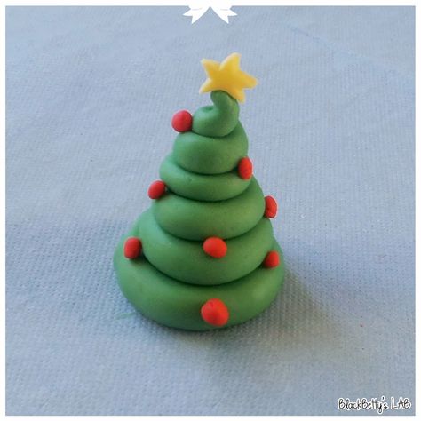 Clay Ideas Christmas, Christmas Tree Clay, Clay Christmas Decorations, Christmas Cake Designs, Christmas Cake Decorations, Xmas Cake, Christmas Clay, Polymer Clay Christmas, Cute Christmas Tree