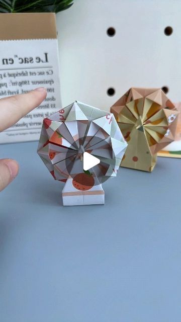 Cool Origami Ideas, Paper Ferris Wheel, Fun Paper Crafts, Origami Kids, Cool Origami, Fun Origami, Paper Folding Techniques, Origami Toys, Origami Paper Craft