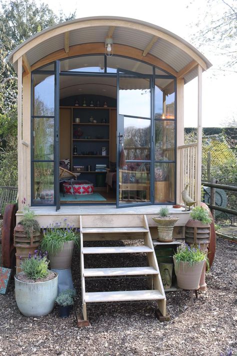 Garden Huts, Shepherd Hut, Hut House, Tiny House Inspiration, Shepherds Hut, Garden Office, Tiny House Living, Tiny House Design, Tiny Living