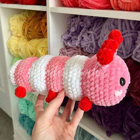 No-Sew Caterpillar "Lovebug" Plush Crochet Pattern - Amigurumi - Wonder Crochet Pink Crochet Patterns Free, No See Amigurumi, Low Sew Crochet Amigurumi, Crochet Thick Yarn Projects, Crochet Nirvana, Crocheted Plushies, Wonder Crochet, Valentine Crochet, Crochet Butterfly Pattern