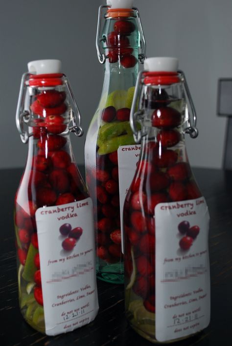 Cranberry Lime Vodka, Infused Liquors, Alcohol Infusion, Liquor Gifts, Homemade Liquor, Liquor Recipes, Cranberry Vodka, Diy Food Gifts, Liqueurs Recipes