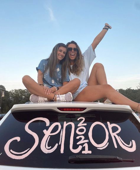 Ways To Decorate Your Car, Car Painting Ideas, Senior Car Decorating Ideas, Car Decorating Ideas, Senior Year Diy, 2023 Cars, Car Decorating, Senior Year Things, Senior Week