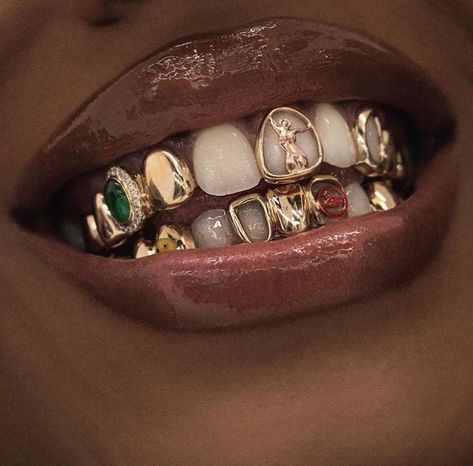 Girls With Grills, Gold Teeth Grills, Mouth Grills, Girl Grillz, Teeth Aesthetic, Pretty Teeth, Dental Jewelry, Grillz Teeth, Gold Grill