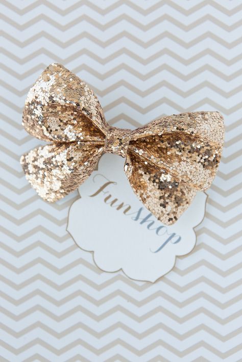 gold glitter bow Gold Hair Bow, Gold Glitter Bow, All That Glitters Is Gold, Silvester Party, Glitter Bow, All That Glitters, Cute Bows, Diy Hairstyles, Ribbon Bows