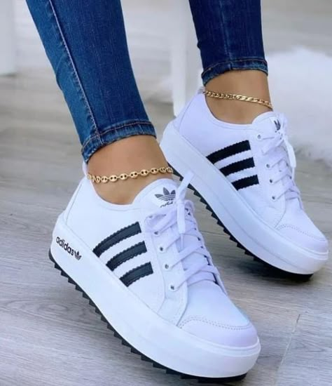 Women's Sneakers Fashion, Female Soccer Coach Outfit, Ladies Shoes Sneakers, Casual Shoes Women Sneakers, Women Footwear, Shoes Outfit Fashion, Ladies Sandals, Adidas Shoes Women, Cute Nike Shoes