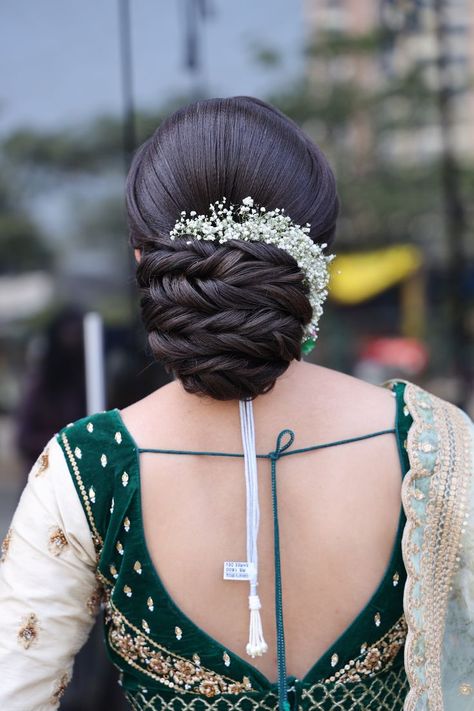 Juda Hairstyles For Lehenga, Sider Makeup And Hairstyle, Indian Wedding Hairstyles For Mom, Bridal Reception Hairstyle For Lehenga, Siders Hairstyle Wedding, Hair Buns For Indian Wedding, Juda Hairstyle Buns On Lehenga, Bun Hairstyles For Wedding Indian, Indian Wedding Hairstyles Buns