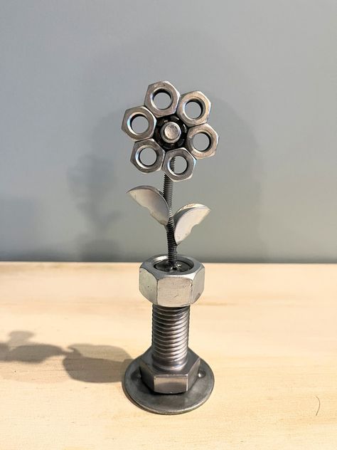 Industrial Steel Flower and Vase Nuts and Bolts - Etsy Diy Metal Projects, Nuts And Bolts Art, Welded Flowers, Flower And Vase, Welding Projects Ideas, Cool Welding Projects, Welding Crafts, Recycled Metal Art, Nuts Bolts