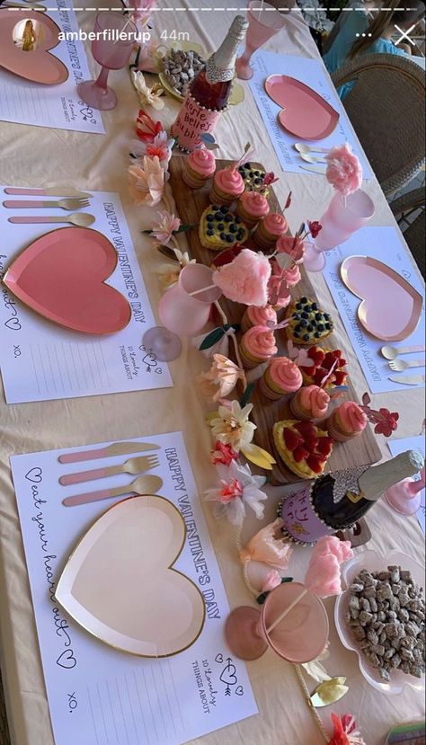 35 Birthday Decorations, 19th Bday, Valentines Party Food, Galentines Day Ideas, Valentines Brunch, Valentines Party Decor, Girls Brunch, Heart Shaped Valentines, Birthday Inspiration