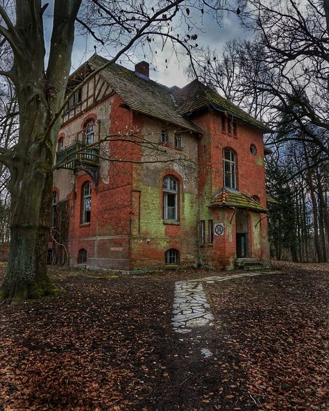 Old House Photography, Old Vintage House, Abandoned World, Creepy Old Houses, Eerie Places, Old Abandoned Buildings, Abandoned Homes, Creepy Houses, Old Abandoned Houses